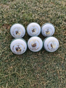 Venta al por mayor de pelotas de cricket de cuero blanco 4 piezas de marca personalizada OEM cosido a mano para la práctica del partido - Product Image 5