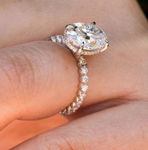 Bague de fiançailles scintillante en moissanite de taille ovale de 4 ct, halo caché, pavé à une broche pour femme en or blanc massif 14 carats - Product Image 5