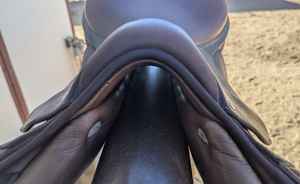 Sillín Inglés Profesional Cuero de vaca Premium Asiento profundo Doma Aprobado Marca personalizada Disponible Real Internacional - Product Image 6