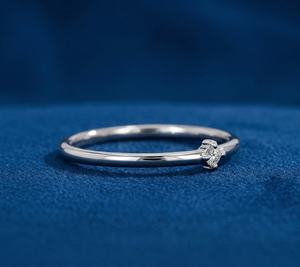 Bague empilable minimaliste pour femme en or 14 carats plaqué rhodium avec diamant de laboratoire solitaire rond brillant 0,03 carat - Product Image 3