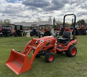 Tractor Kubota BX1880 4WD de segunda mano con minicargadora Kubota, retroexcavadora diésel y accesorio de cucharón frontal en venta - Product Image 1
