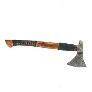 Hacha rústica de acero de Damasco, herramienta de caza y acampada de grado industrial con mango de madera decorativo y cubierta de cuero - Product Image 3