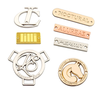 2023 Logo de plaque en métal gravé personnalisé à 2 trous, étiquettes en métal d'étiquette de vêtement de marque en alliage de zinc à coudre avec Logo personnalisé pour vêtements