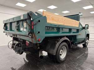 CAMIÓN USADO CHEVROLET SILVERADO 3500HD CHASSIS WORK TRUCK CABINA REGULAR 4WD 2016 (LHD/RHD) - Product Image 3