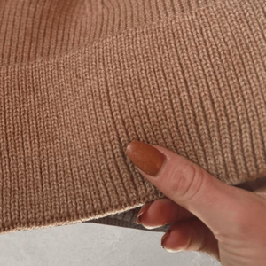 Vente en gros de bonnets en tricot personnalisés avec logo brodé, bonnet chaud décontracté, bonnet en tricot uni pour l'hiver, bonnets unisexes avec plusieurs couleurs - Product Image 3