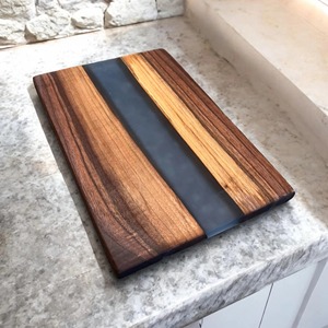 Tabla de Cortar de Madera de Diseño con Resina Azul, Tabla de Cortar Resistente para Preparar Alimentos, Comidas Familiares y Exhibición en la Mesa, de la India - Product Image 1