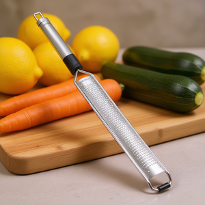 Rallador de Microcuchillas Leifheit, Modelo 3082, de Acero Cromado Pulido, para Preparación de Frutas y Verduras - Product Image 3