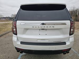 OFFRE EXCEPTIONNELLE 2023 CHEVROLET SUBURBAN PREMIERE 4X4 TOIT OUVRANT CAMÉRA DE RECUL NAVIGATION DVD DANS TOUTES LES TÊTES DESièges REMPLISSES DE DVD V8 CYLINDRES - Product Image 6