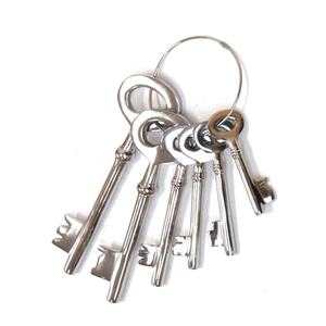 Manojo de llaves vintage hecho a mano de metal rústico con llavero a la venta Manojo de llaves antiguo de Estilo Vintage a la venta - Product Image 5