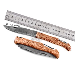 Vente en gros de couteau de poche Laguiole en acier Damas DD-LK-WH506 manche gravé en acier inoxydable, laiton et cuivre avec cuir de vache - Product Image 6
