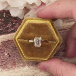 Bague de fiançailles pour femme en or jaune 14 carats, style mariage, avec halo de pierres en forme de poire de 2,50 carats - Product Image 1