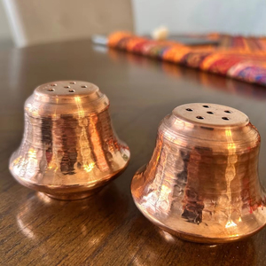 Ensemble de poivre de sel en laiton de style antique avec un savoir-faire intemporel et une finition riche conçue pour une présentation de table élégante - Product Image 1