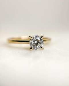 Anillo de compromiso de diamante de moissanita cortado de 4,5mm | Solitario clásico de 4 puntas | Anillo minimalista chapado en oro de 18 quilates de Plata de Ley 925 - Product Image 5