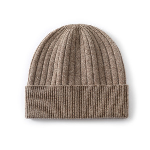 Bonnet d'hiver en tricot personnalisé avec écusson en cuir brodé en 3D et étiquette tissée pour la plage, les voyages et les affaires - Product Image 5