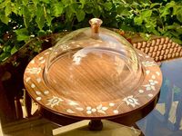 Support de service élégant en bois d'acacia fait à la main avec un dôme en verre et un plateau à noix multi-sections, excellent pour la présentation de desserts et de fruits