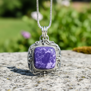 Colgante de latón chapado con gema morada, hecho a mano, estilo vintage, joyería de compromiso para mujer - Product Image 4
