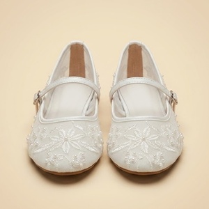 Proveedor de Zapatos Planos Mary Jane de Encaje Blanco con Cuentas de Perlas, Diseño Personalizado ODM, Zapatos de Novia para Mujer con Bordado Floral de Lujo para Bodas y Fiestas - Product Image 2