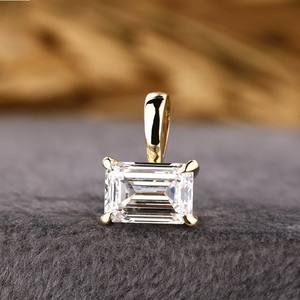 Collier pendentif solitaire en or jaune 14 carats avec diamant de laboratoire taille émeraude de 1 carat, serti à griffes, certifié IGI, chaîne de 16,5 pouces |   Fini - Product Image 1