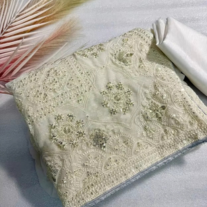 ชุดส่าหรีผ้าจอร์เจตต์สีขาวแบบดั้งเดิมของอินเดีย พร้อมเสื้อคลุมหรูหรา งานฝีมือสวยงาม เหมาะสำหรับงานแต่งงาน งานเทศกาล และงานเลี้ยงสำหรับผู้หญิง - Product Image 1