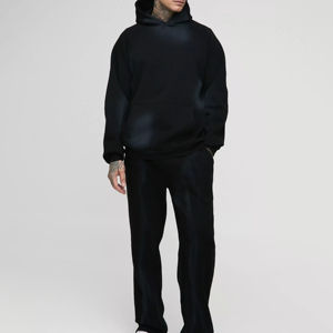 Conjunto deportivo urbano para hombre, cómodo para el ritmo diario moderno, con geometría relajada, acabado suave y calor confiable. - Product Image 1