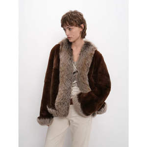 Chaqueta de piel de conejo bicolor vintage estilo Pictorial Paris con cuello suave de piel sintética de zorro, abrigo teñido con estampado y decoración de botones de seda. - Product Image 4