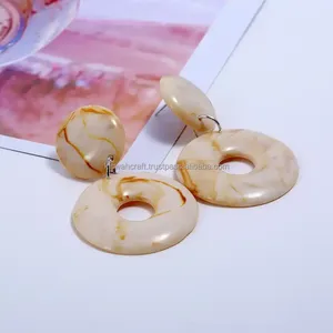 Pendientes de aro de resina de diseño elegante, joyería elegante para mujer, pendientes de resina hechos a mano de la más alta calidad para joyería de moda - Product Image 3