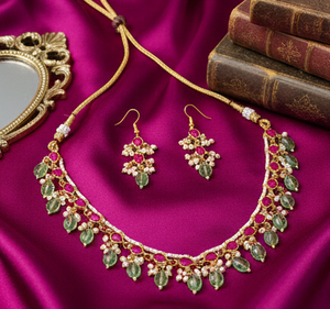 Collier traditionnel antique en or poli, conçu dans un design élégant et intemporel, parfait pour les tenues indiennes et les festivals. - Product Image 1