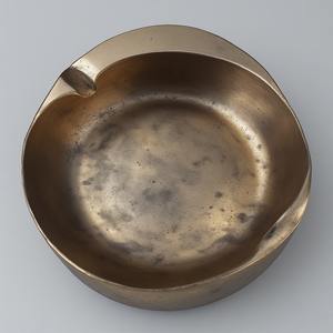 ที่เขี่ยบุหรี่โลหะโบราณสุดหรู พร้อมลวดลายแกะสลักดอกไม้และพื้นผิวขัดเงา สำหรับตกแต่งภายใน - Product Image 1