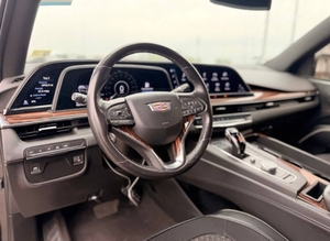 Escalade ESV 2022 USADO COMO NUEVO, SUV de Lujo de 4 Puertas y Tracción en las 4 Ruedas (Motor Turbodiésel de 3.0L y 6 Cilindros, Transmisión Automática de 10 Velocidades) - Product Image 2