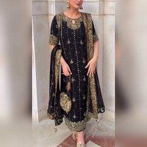 Ensemble salwar kameez en coton exclusif avec un haut et un bas ornés de broderies lourdes et un dupatta assorti pour les sorties décontractées, livraison mondiale - Product Image 2