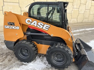 Chargeuse compacte Case SR210B d'occasion robuste avec équipement de construction en stock - Product Image 2