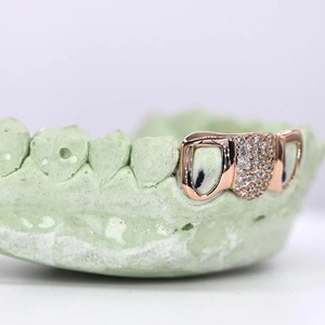 Personalizado 1 diente VVS Moissanite 2 dientes cara abierta alta calidad plateado Grillz garra ajuste para hombres mujeres joyería de moda - Product Image 4