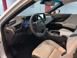 Increíble Lexus ES 250 F Sport Design AWD 2023 en perfectas condiciones con poco kilometraje en stock, ofrecido a una oferta increíble - Product Image 3