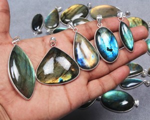 Labradorite de feu faite à la main multi taille pierres précieuses en laiton massif bijoux de mode pendentif cadeaux pendentifs Labradorite en gros - Product Image 5