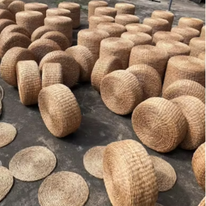 Pouf en jacinthe d'eau écologique pour des espaces de vie durables et un design d'intérieur naturel - Product Image 1