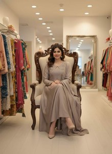 Conjunto de Kurti y Pantalón de Seda Pura Estilo Anarkali con Bordado Elaborado y Diseño Elegante del Sur de Asia, con Dupatta - Product Image 2