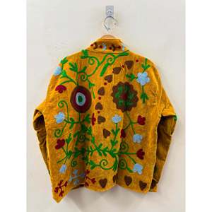 เสื้อโค้ทสปริงสไตล์ Prairie Chic สีเหลืองอำพันแบบกลับด้านได้ เป็นมิตรกับสิ่งแวดล้อม พร้อมปกผ้ากำมะหยี่ปักลาย Suzani ด้วยมือ ประดับด้วยลายเถาวัลย์ - Product Image 3
