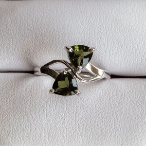 Anillo fino de moldavita de grado Museo en plata de ley 2x6mm Trillón de facetas para bodas - Product Image 1