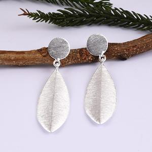 Boucles d'oreilles en argent sterling 925 style feuille plaqué or et argent style ethnique unisexe pour cadeaux et fêtes - Product Image 4