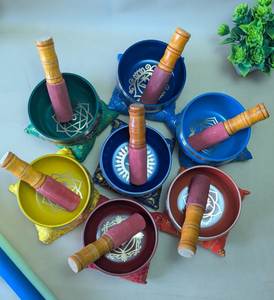 Sept bols chantants de Chakra colorés en laiton tibétain d'Inde - Product Image 1