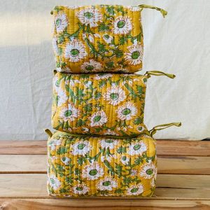 Pochette de voyage matelassée en voile de coton indien imprimé à la main, motif floral, réutilisable, de qualité supérieure, pour cosmétiques et articles de toilette, vente en gros - Product Image 1