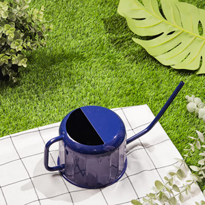 Arrosoirs modernes 'Arrosez votre monde Beaux accessoires de jardin de l'art d'arroser les pots de fleurs et les jardinières - Product Image 1