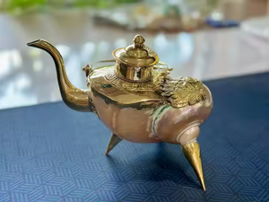 Tetera decorativa de concha con Caracol de mar real, Decoración de mesa con tema costero y pieza de exhibición única - Product Image 4