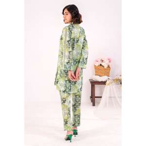 ชุดสูทผ้าลอนพิมพ์ลายสีเขียวสำหรับผู้หญิงแบบ 2 ชิ้น ไม่เย็บติดกัน พร้อมตกแต่งกระดุม - Product Image 4