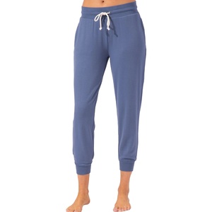 Pantalón de mujer con corte ajustado y elegante, diseñado para una movilidad sin obstáculos, con una estructura refinada y un aspecto moderno y limpio. - Product Image 4