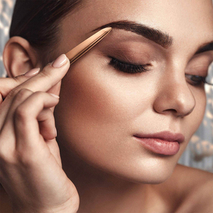 Ensemble de pinces à sourcils et ciseaux de qualité supérieure Pince à épiler durable en acier inoxydable avec pince à sourcils personnalisée - Product Image 3