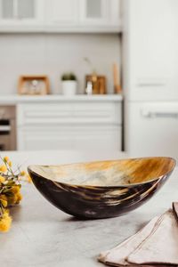 Craftshub, ensaladera de cuerno de búfalo hecha a mano y pulida, Plato decorativo seguro para lavavajillas ecológico y sostenible - Product Image 3