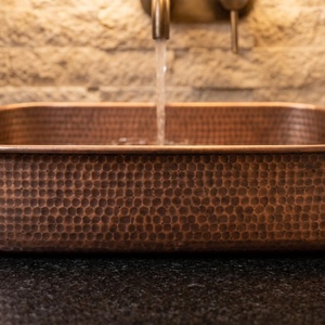 Évier rectangulaire simple en cuivre martelé fait main DIVRIS, finition mate, design rustique, épaisseur 1,0-1,2 mm, pour comptoir de cuisine - Product Image 3