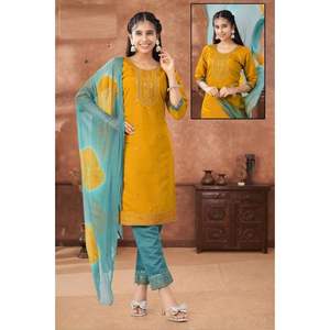 Ensemble élégant et moderne de pantalon Kurti en soie romaine avec Dupatta assorti fabriqué en tissu de soie doux pour les occasions de fête ethniques festives - Product Image 1