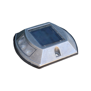 Bouton de signalisation routière solaire en aluminium, rouge, étanche IP68, réflecteur de signalisation routière, couleur blanche, matériau PC - Product Image 1